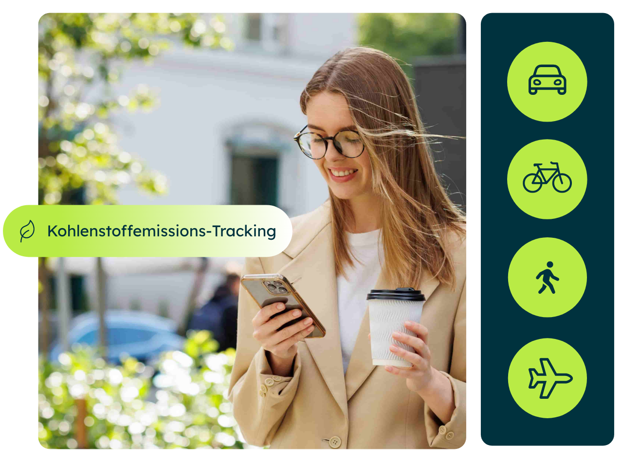 Frau nutzt Smartphone zur digitalen Kilometererfassung und CO₂-Tracking in der Mobilexpense App im Freien, Symbolicons für Auto, Fahrrad, Gehen und Flugreise