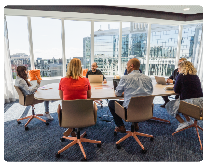 Mitarbeiter, die das Reverse-Charge-Verfahren besprechen