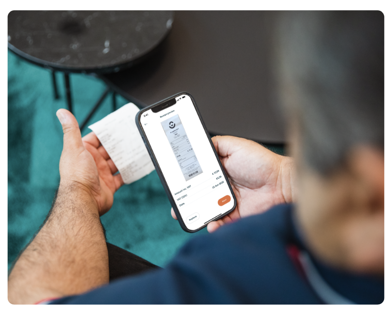 Person fotografiert einen Beleg mit dem Smartphone – digitale Spesenabrechnung und mobile Belegerfassung mit der Mobilexpense-App
