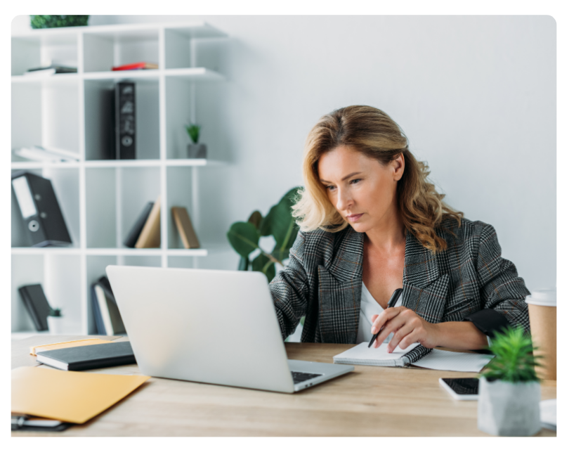 Finanzmitarbeiterin analysiert Ausgabenmanagement-Daten am Laptop im Büro und prüft Compliance-relevante Informationen