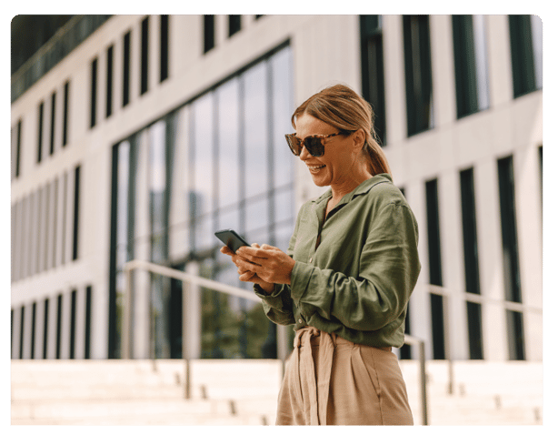 Mitarbeitende nutzt eine Ausgabenmanagement-Software zur mobilen Erfassung von Geschäftsausgaben