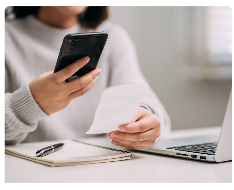 Person fotografiert eine Quittung mit dem Smartphone – Beispiel für digitale Belegerfassung und GoBD-konformes Ausgabenmanagement mit KI-gestütztem Belegscanner.