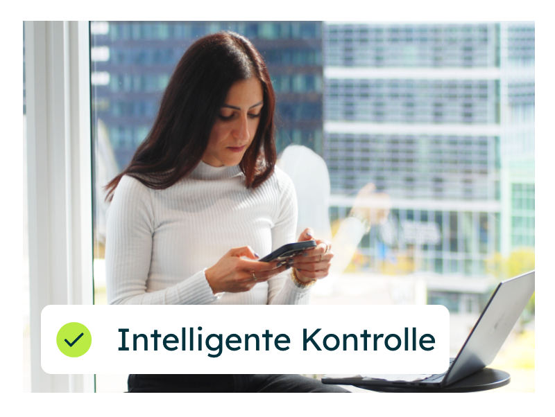 Mitarbeiterin prüft Ausgaben auf dem Smartphone im Büro, intelligente Kontrolle im digitalen Ausgabenmanagement