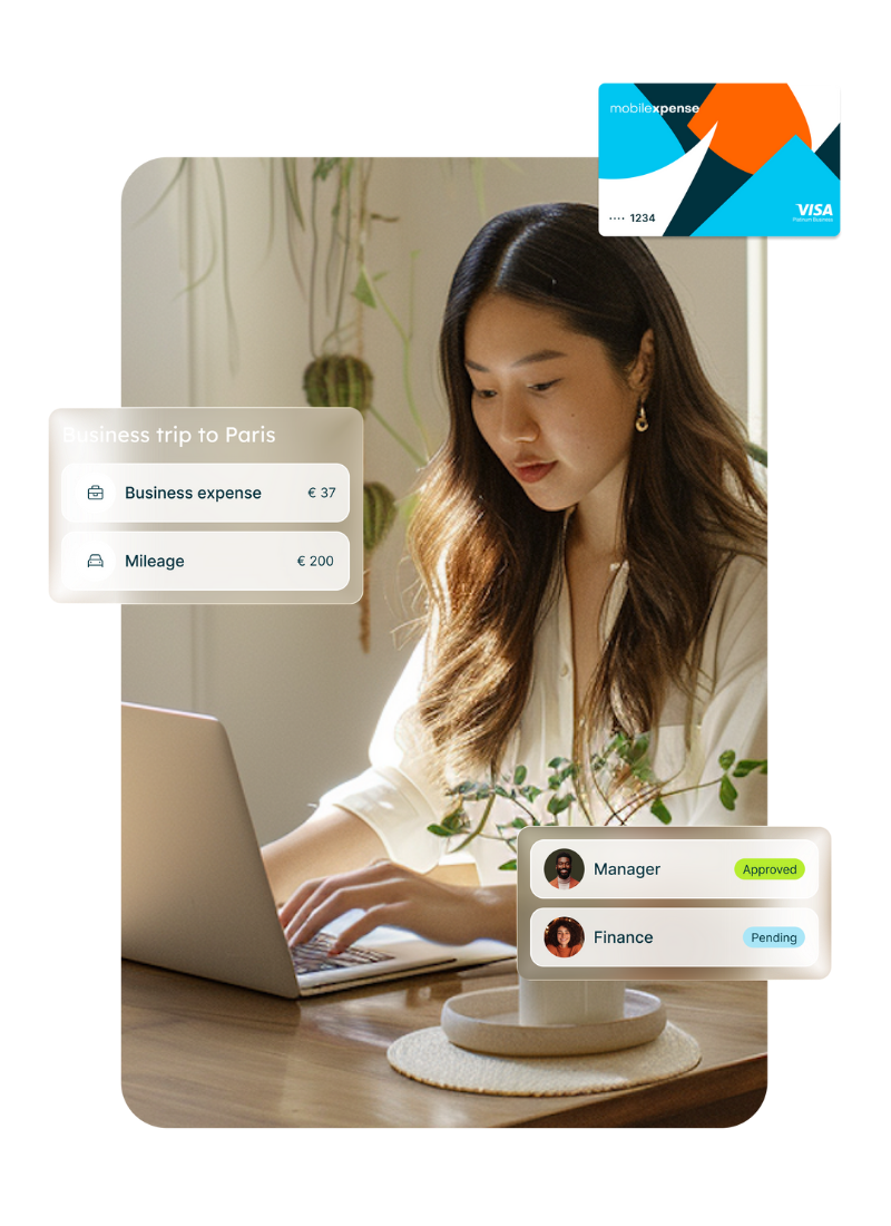 Nutzerin verwaltet Ausgaben mit der Ausgabenmanagement-App von Mobilexpense; Firmenkarten und Interface auf Smartphone und Desktop sichtbar