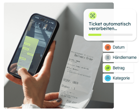 Eine Person scannt mit dem Smartphone einen Beleg; die App liest Datum, Händlername, Betrag und Kategorie automatisch aus – KI-gestützter Belegscanner im Ausgabenmanagement.