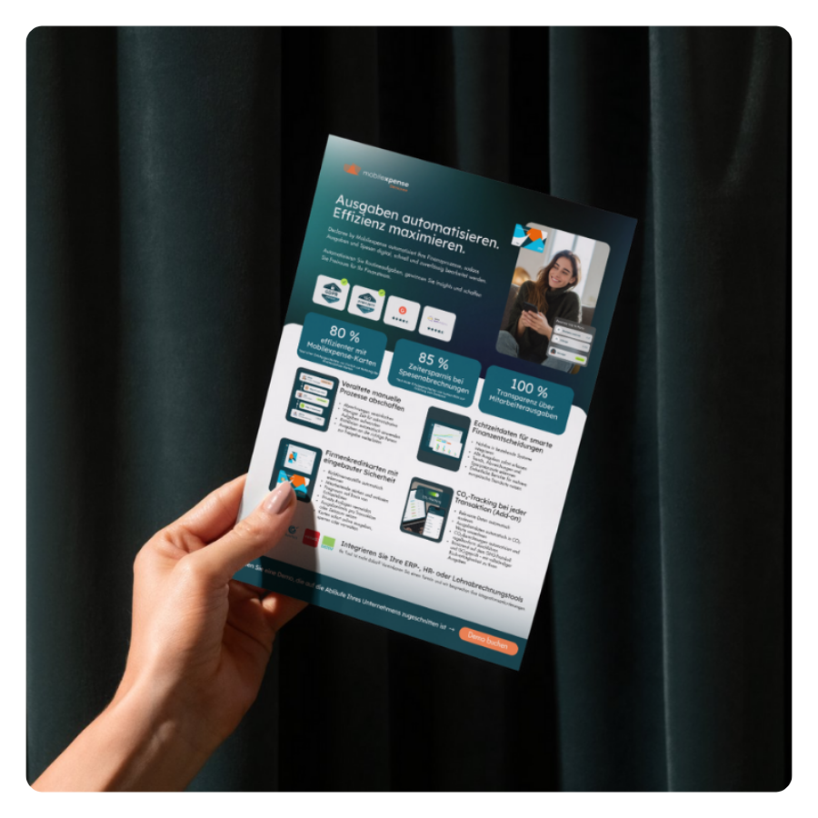 Gedrucktes Infoblatt mit Grafiken und Kennzahlen zu automatisiertem Ausgabenmanagement, Spesen und Reisekostenabrechnung mit Declaree, gehalten in einer Hand.