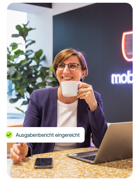 Frau, die mühelos einen digitalen Ausgabenbericht einreicht