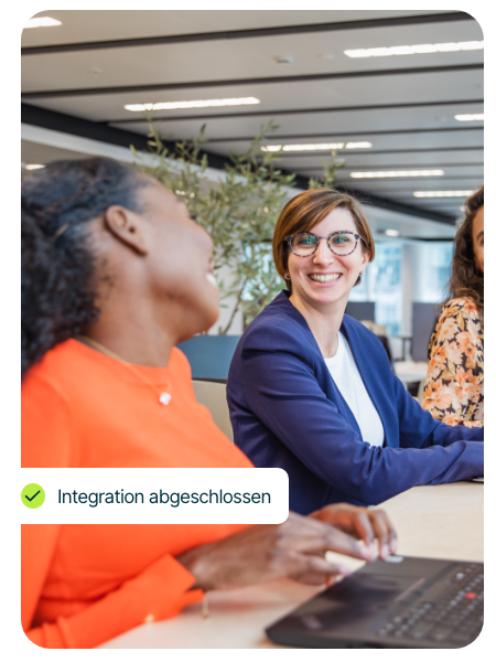 Frauen die am Laptop eine Integration mit der Software von Mobilexpense abschließen