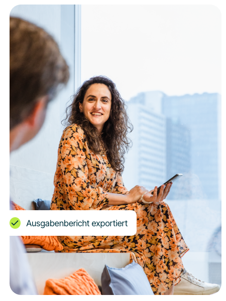 Frau, die mit dem Handy einen Ausgabenbericht aus dem Ausgabenmanagementsystem exporiert