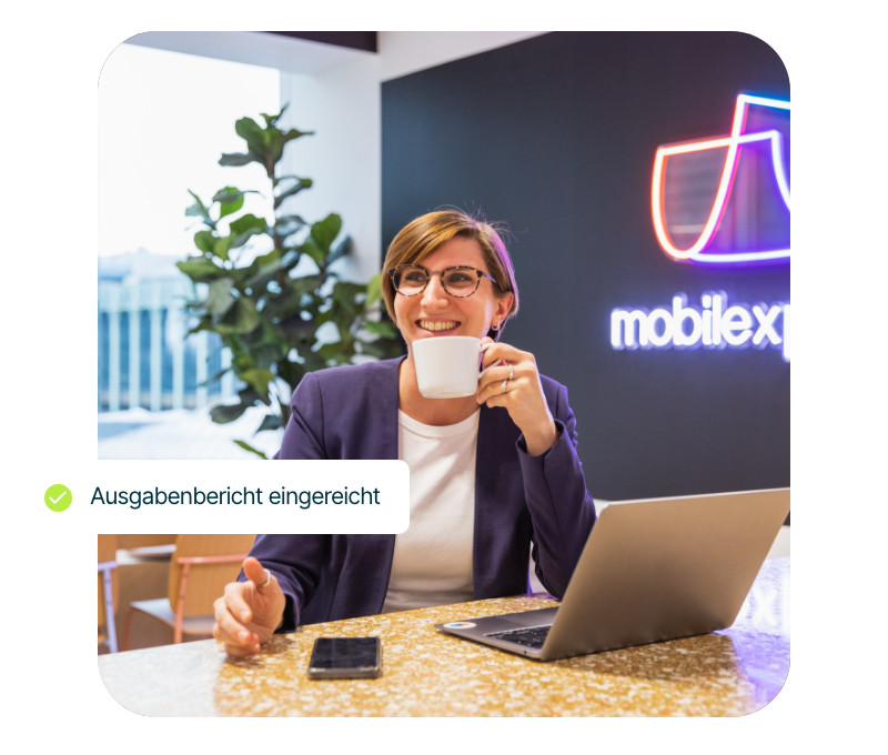 Angestellte, die eine Demo mit Mobilexpense bucht für digitales Ausgabenmanagement