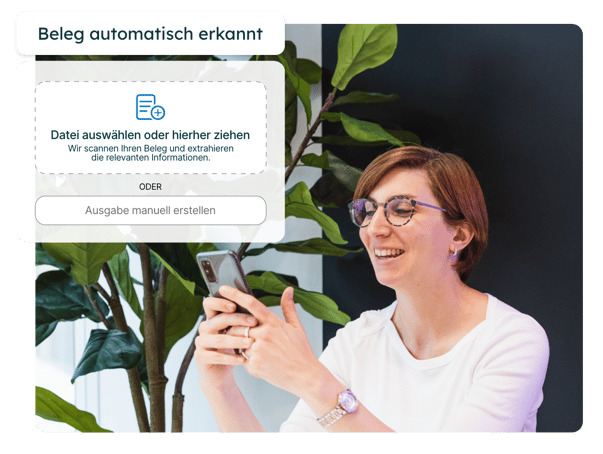 Frau, die einen Beleg in der Spesenmanagement-App hochlädt