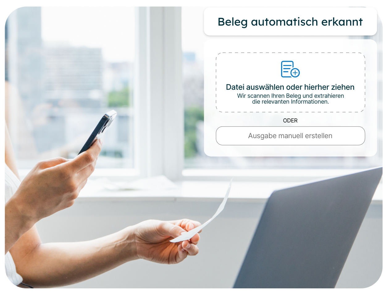 Frau, die einen Beleg mit der Ausgabenmanagement-App von Mobilexpense scannt