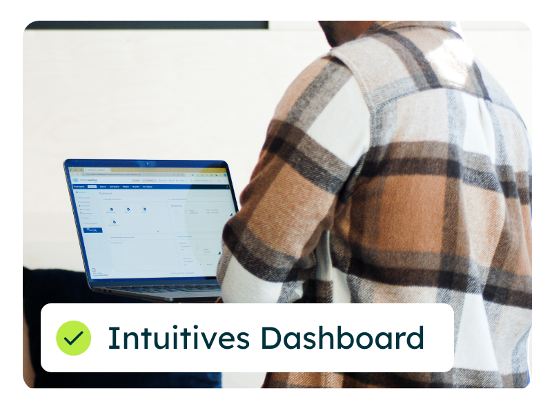 Mann, der ein intuitives Dashboard für die Ausgabenverwaltung eines Konzerns bedient