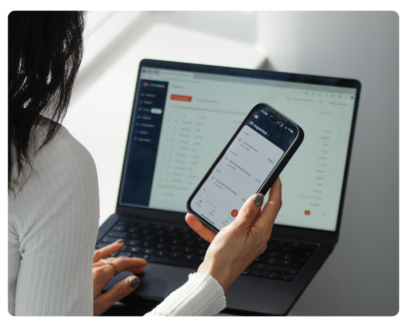 Employee managing expense management through Mobilexpense app