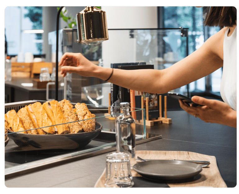 Frau beim Mittagessen in der Kantine