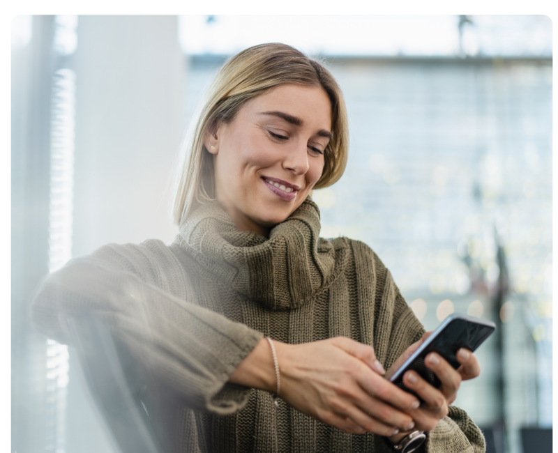 employee managing expenses automatically