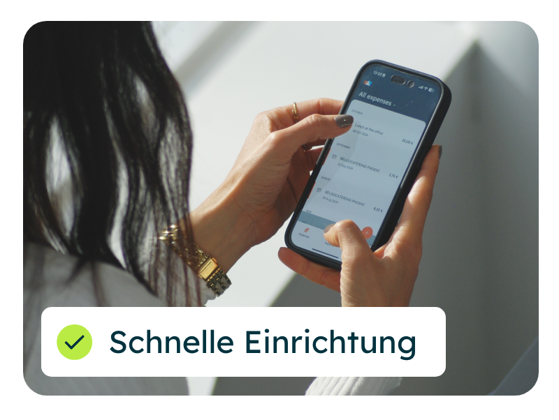 Freu, die am Smartphone die Einrichtung des Tools steuert