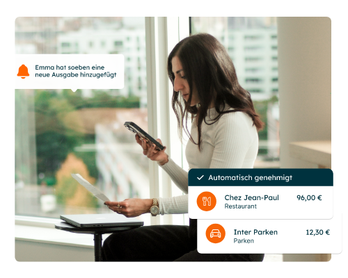 Frau, die mit der Declaree App von Mobilexpense eine digitale Spesenabrechnung einreicht