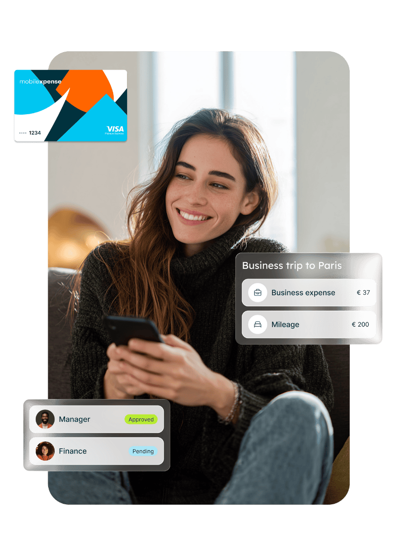 Frau auf einem Sofa und nutzt eine Ausgabenmanagement-App auf dem Smartphone, in der Hand eine Mobilexpense Firmenkarte; Darstellung einer einfachen und intuitiven Kontrolle über Geschäftsausgaben